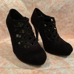 Super cute black heels